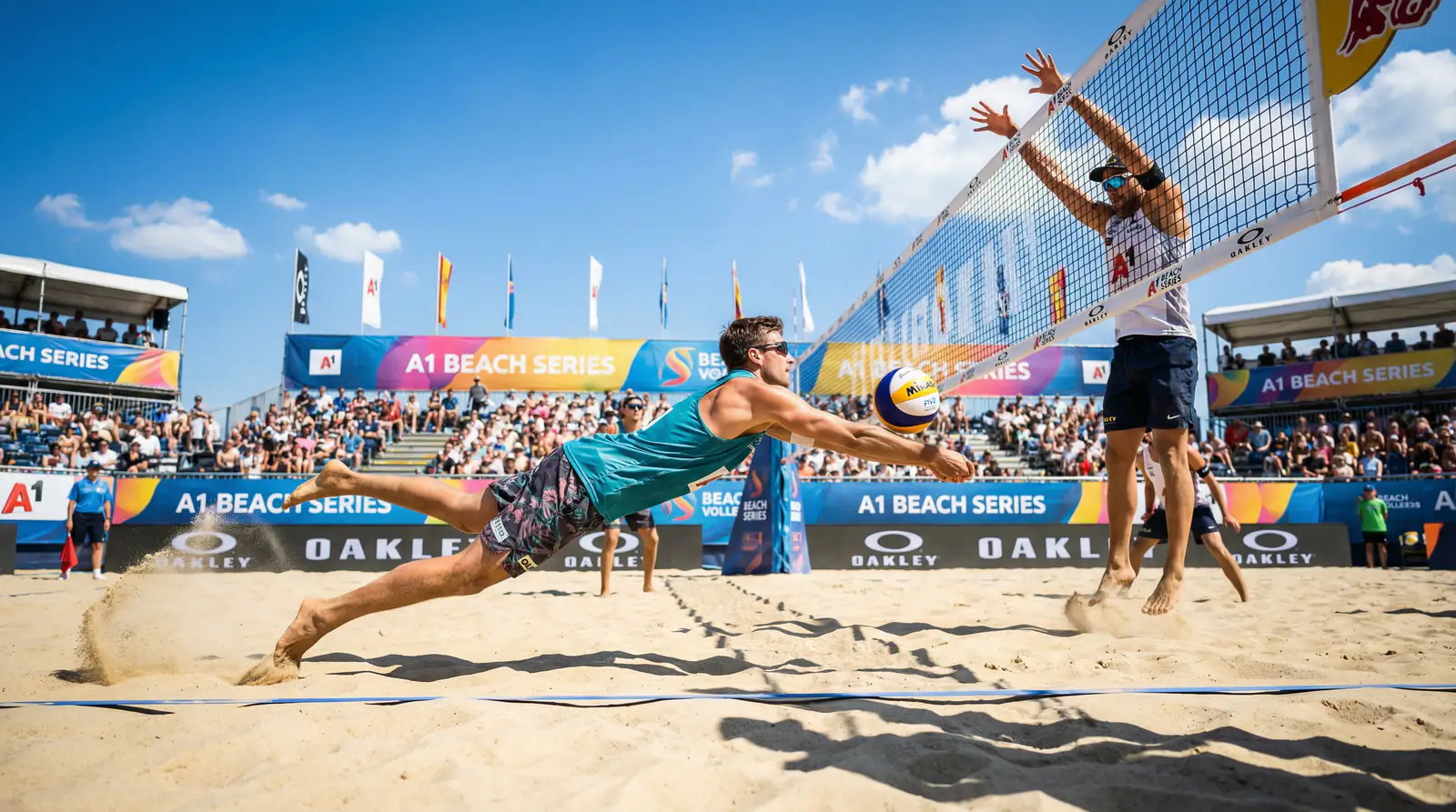 Zwei Beachvolleyball-Spieler am Sandplatz unter blauem Himmel mit Netz
