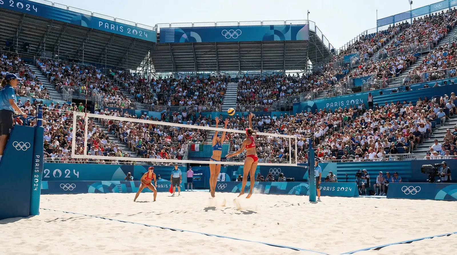 Olympisches Beachvolleyball-Turnier auf einem Sandplatz in einem Stadion mit olympischen Ringen
