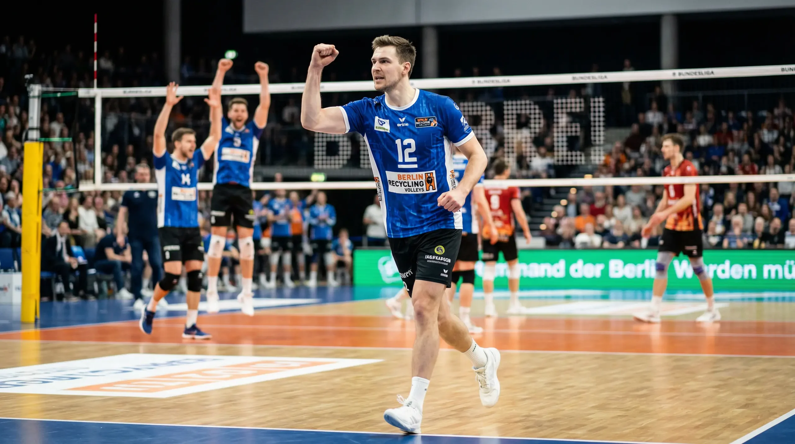 Volleyball-Spieler feiert nach gewonnenem Satz in einer Bundesliga-Halle
