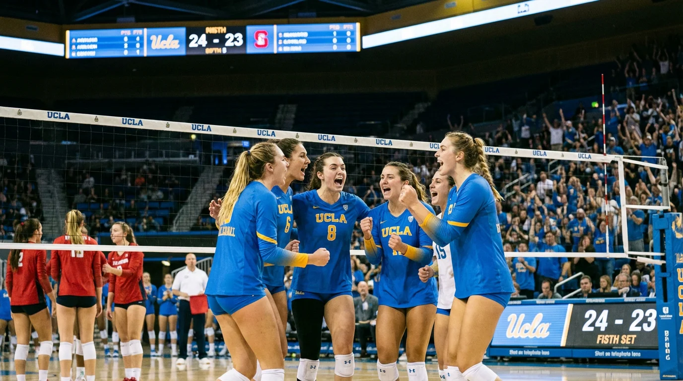 Volleyball-Team feiert einen Punkt am Netz in einer Sporthalle