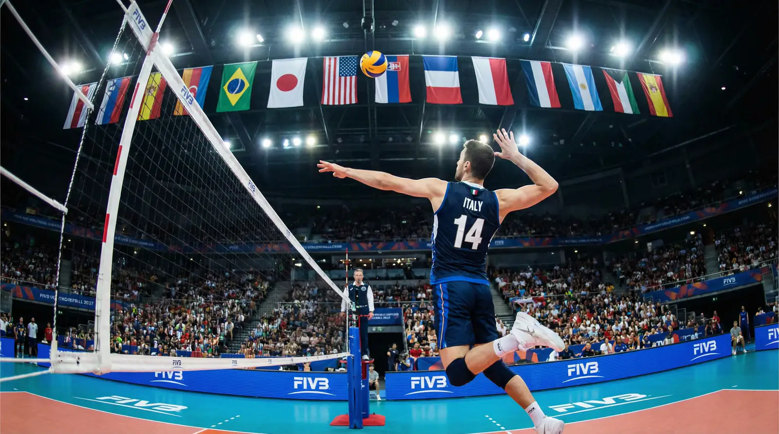 Volleyballspieler einer Nationalmannschaft beim Aufschlag in einer großen Arena mit Flaggen