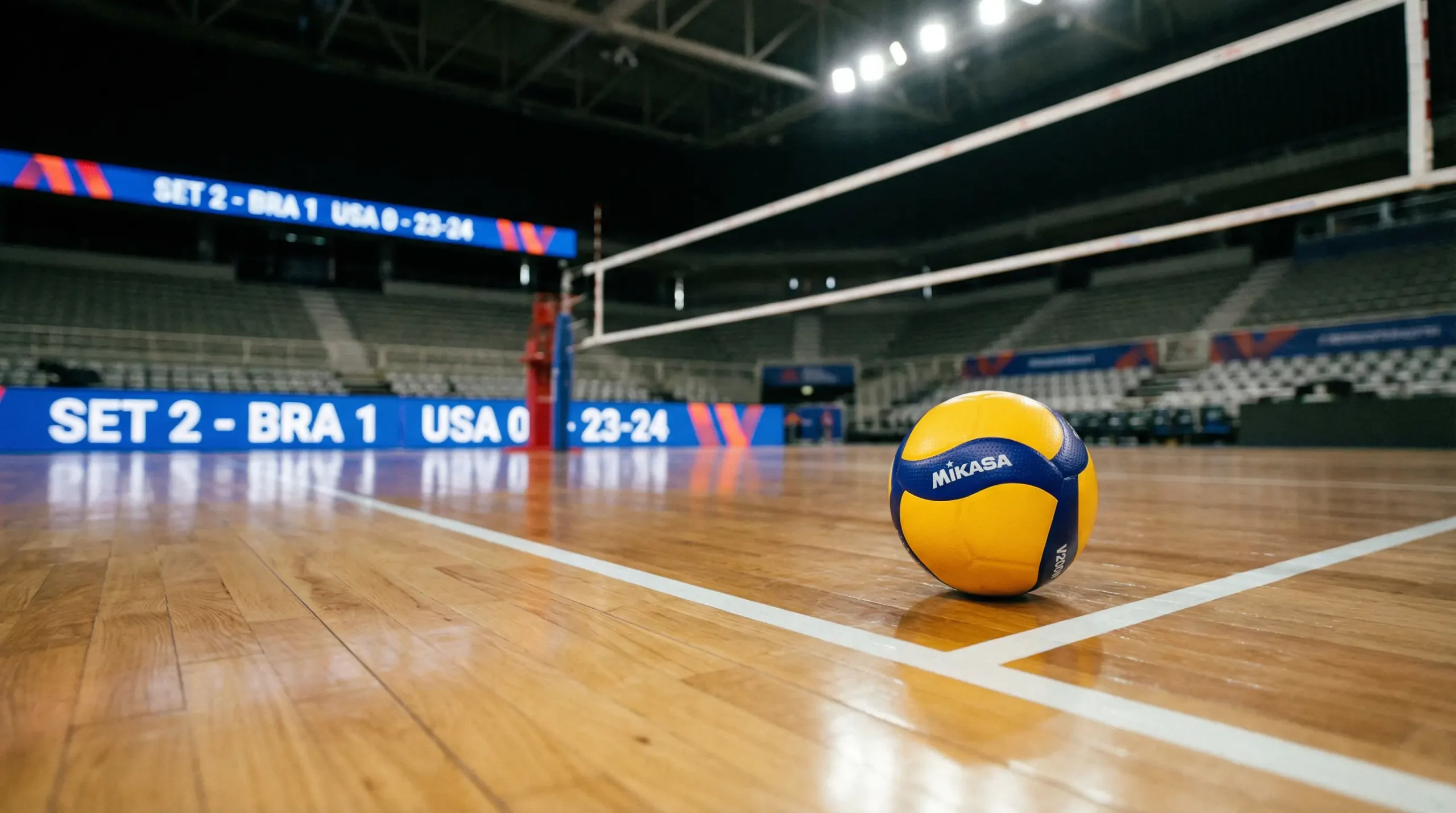 Volleyball auf einem Hallenfeld neben dem Netz mit Anzeigetafel im Hintergrund
