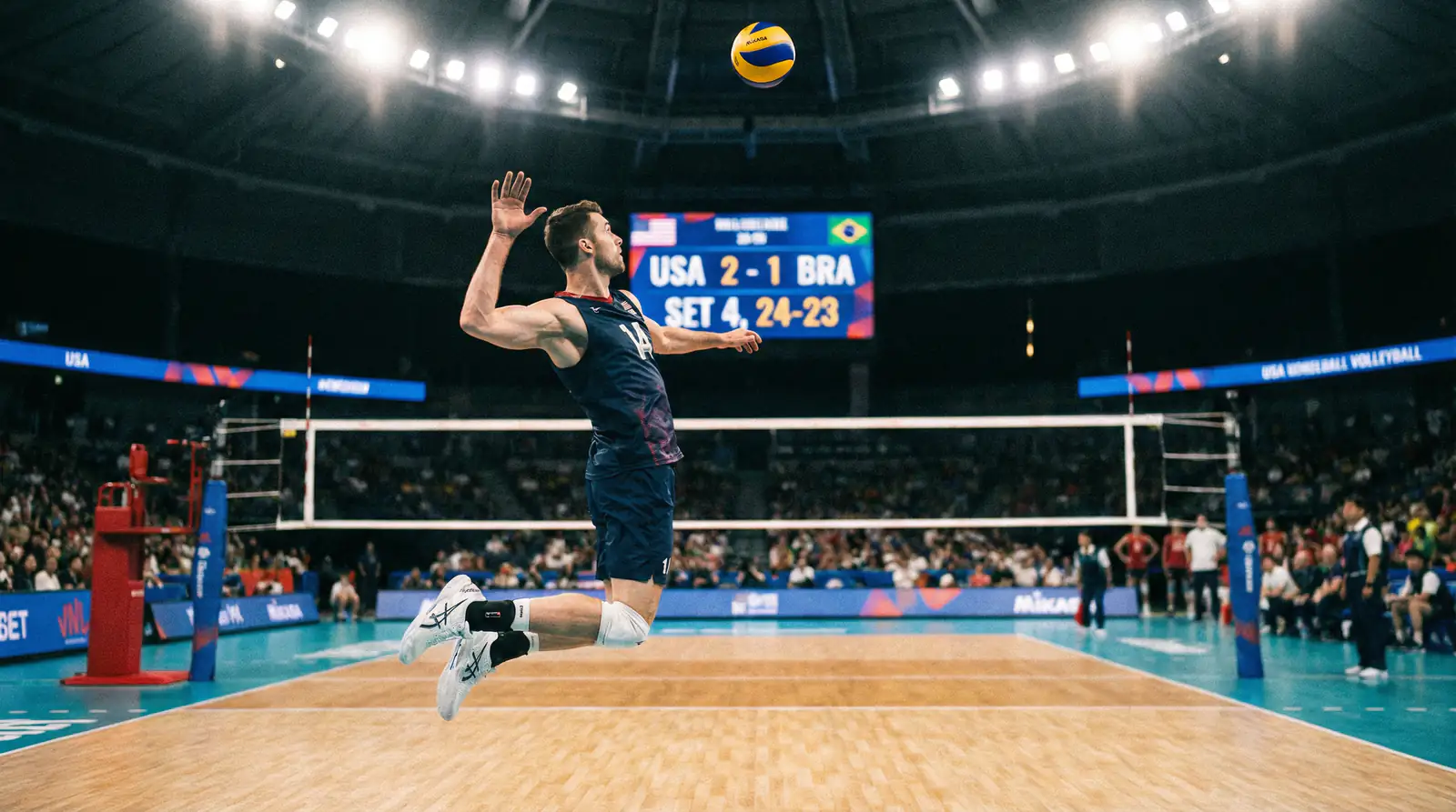 Volleyball-Spieler beim Angriff mit Statistik-Anzeigetafel im Hintergrund