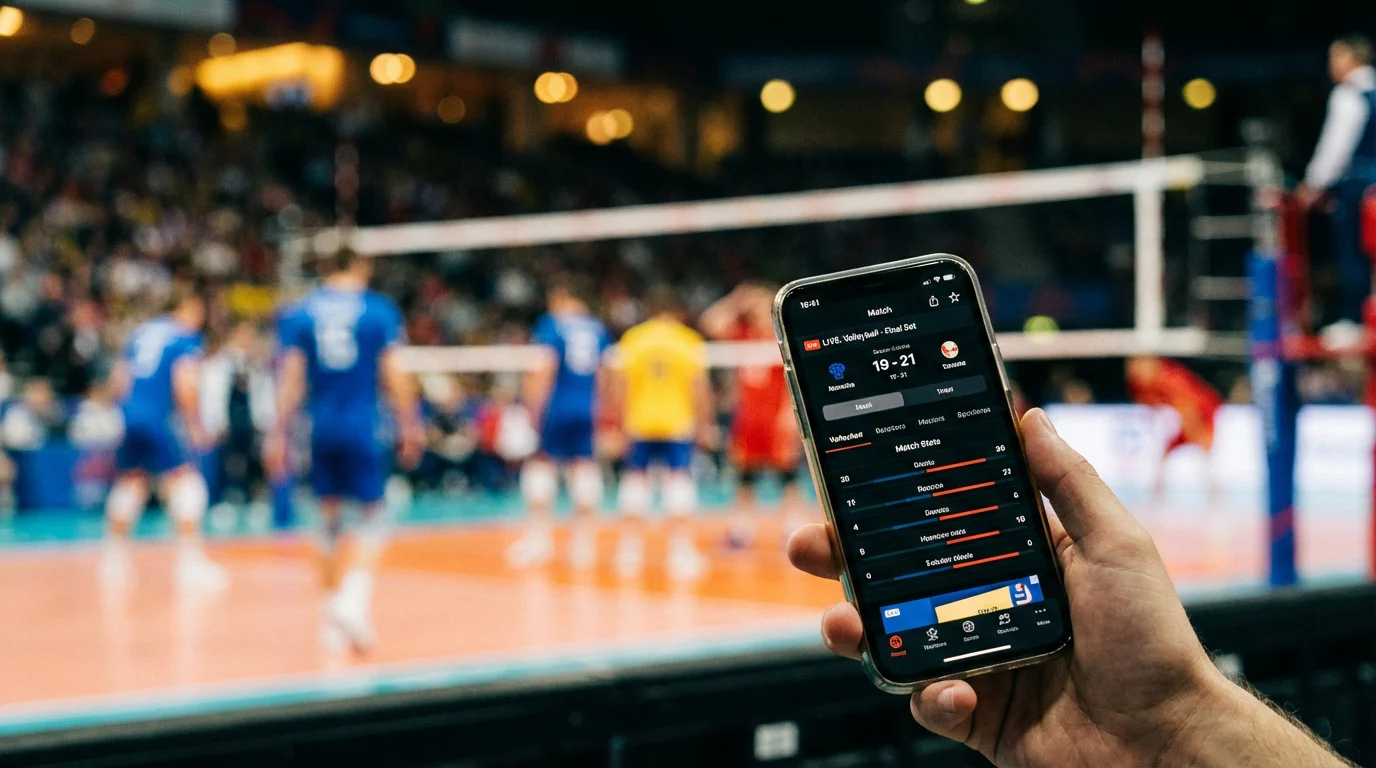 Hand hält ein Smartphone vor einem Volleyballfeld während eines Spiels