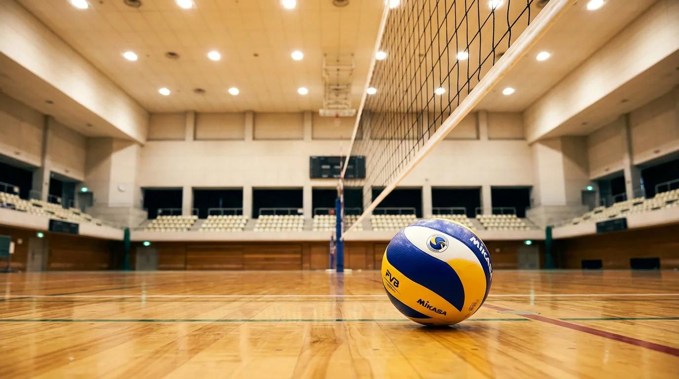 Volleyball auf einem Hallenfeld mit Netz und Spielfeldmarkierungen